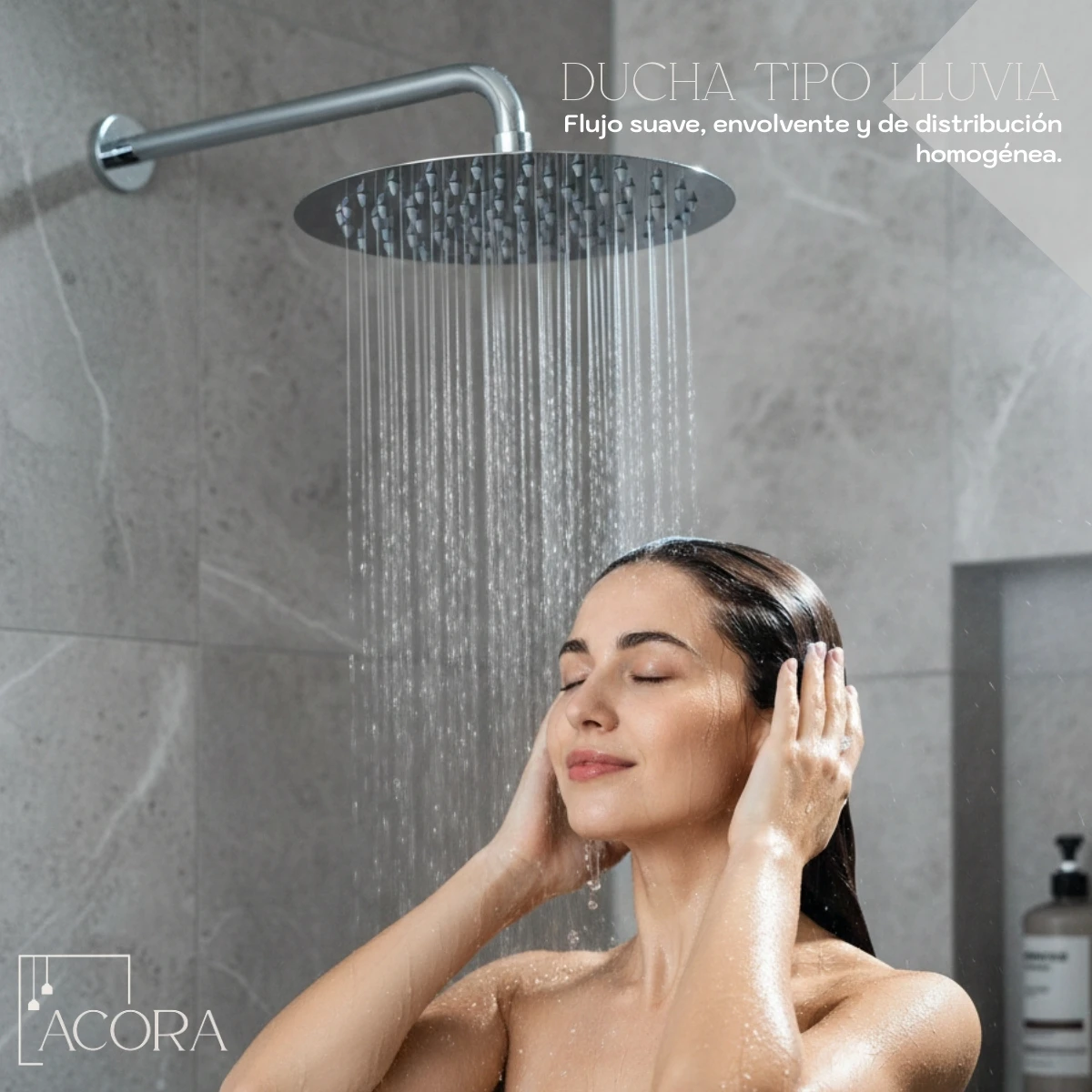 Regadera redonda de acero inoxidable 20x20 cm con flujo suave, instalada en baño de azulejos grises; mujer bajo la ducha con los ojos cerrados.