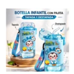 Botella infantil transparente con pajita y correa azul, diseño Súp, tapa desmontable y etiqueta con personaje.