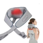 Masajeador eléctrico de cuello y espalda en color gris claro, con panel de control visible y zona de calor infrarrojo activada, usado por mujer con cabello recogido.