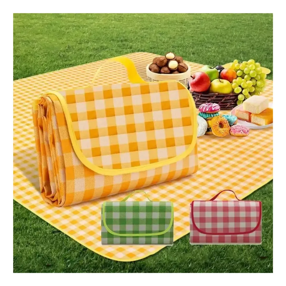 Alfombra de picnic plegable con diseño a cuadros en amarillo, verde y rojo, mostrando su forma enrollada y desplegada sobre césped, acompañada de frutas y postres.