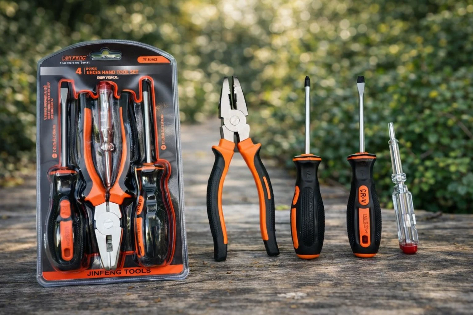 Kit de herramientas manuales con probador de voltaje, incluye alicates, destornilladores y detector de corriente, presentados en blister con mango naranja y negro sobre superficie de madera.
