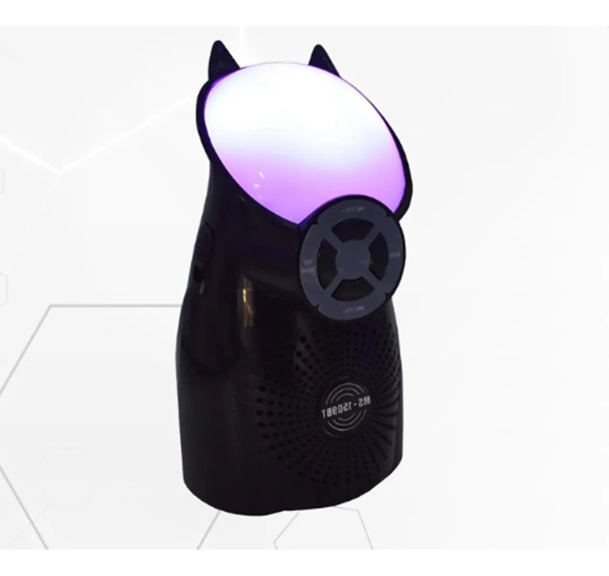 Parlante inalámbrico negro con luz RGB en forma de gato, mostrando el panel frontal con rejilla de altavoz y logo visible.
