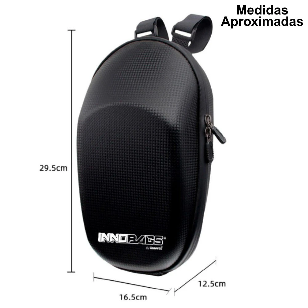 Bolsa morral rígida negra con textura de malla, cierre lateral y medidas aproximadas de 29.5 cm de alto, 16.5 cm de ancho y 12.5 cm de profundidad.