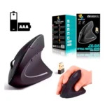 Mouse vertical inalámbrico ergonómico D5 en color negro, con diseño curvo para reducir tensión en la muñeca. Incluye receptor USB y batería AAA. Se muestra en uso y empaque original.
