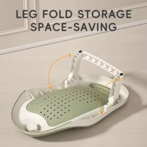 Soporte de baño plegable para bebé en color blanco con base verde y patas articuladas, mostrando mecanismo de plegado lateral para ahorro de espacio.