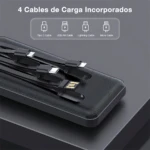 Cargador portátil negro con textura mate, mostrando cuatro cables integrados: USB-C, USB-A, Lightning y Micro USB, dispuestos sobre su superficie superior.