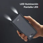 Cargador portátil negro de 10000mAh con pantalla LED y luces frontales activas, sostenido en mano.