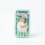 Kit de cuidado de uñas Fluffy Kitty en estuche verde con diseño de gatito blanco y naranja, incluye pinzas y limpiador.
