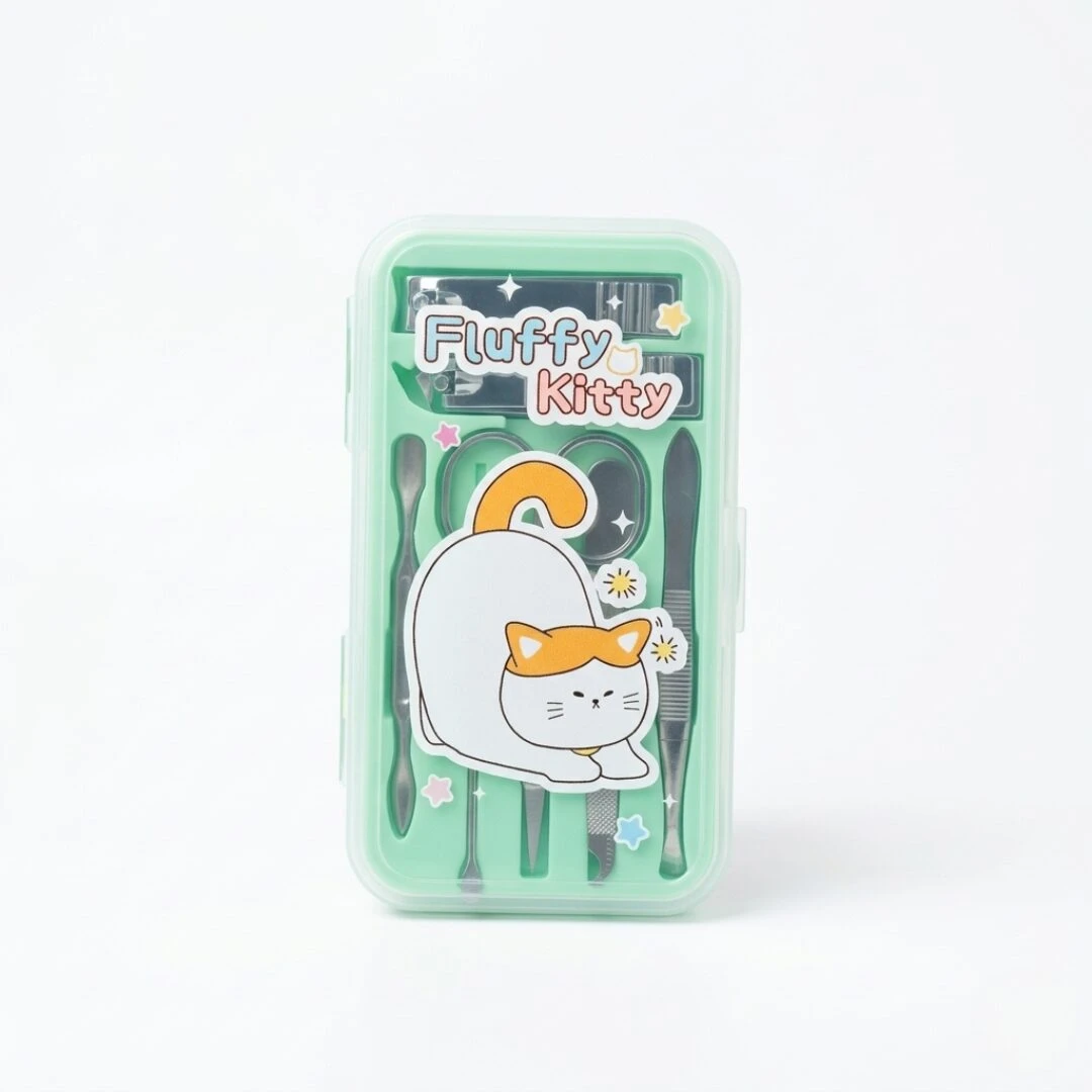 Kit de cuidado de uñas Fluffy Kitty en estuche verde con diseño de gatito blanco y naranja, incluye pinzas y limpiador.