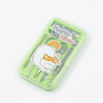 Kit de cuidado de uñas Fluffy Kitty en estuche verde con diseño de gatito, incluye lima, cortaúñas y pinzas para manos y pies.