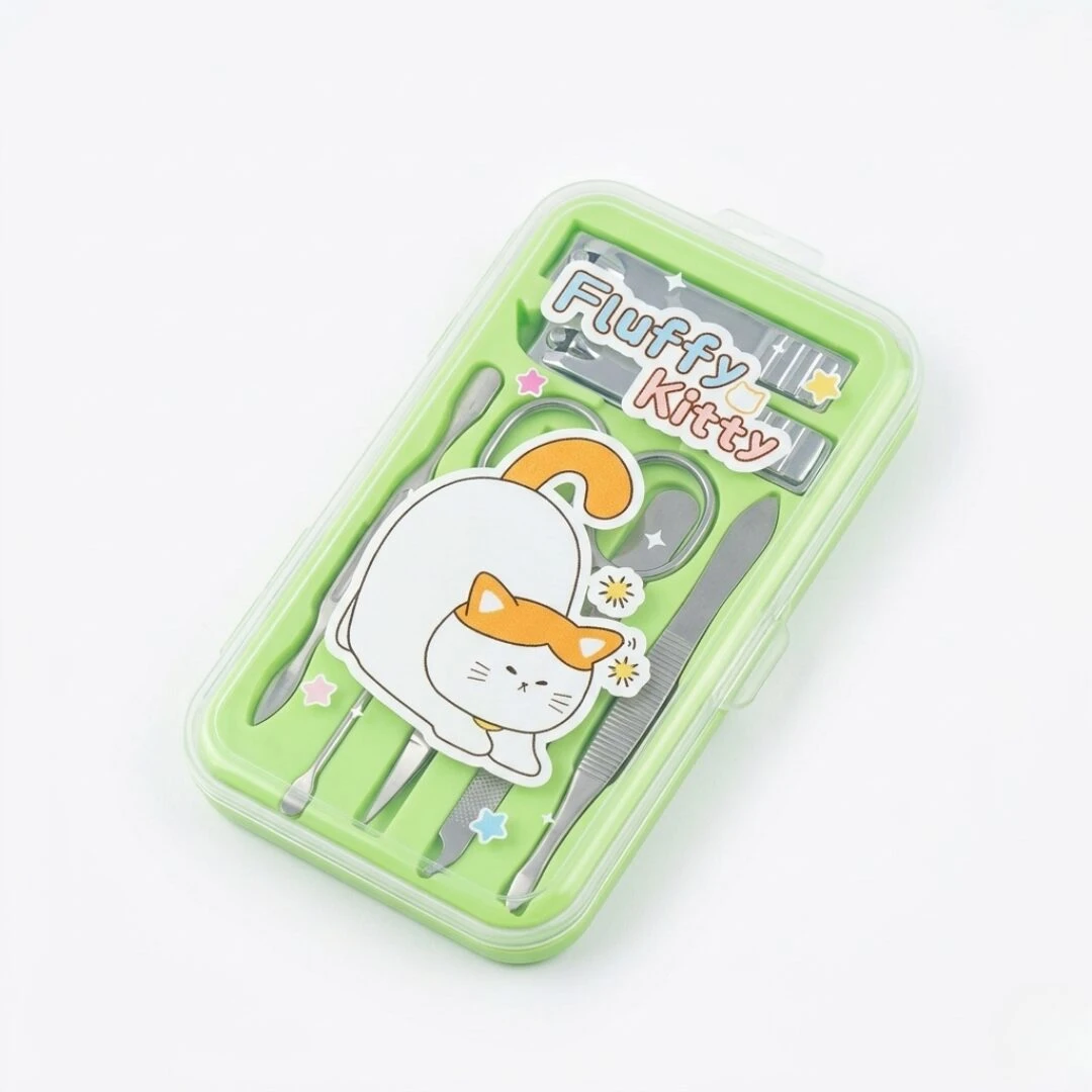 Kit de cuidado de uñas Fluffy Kitty en estuche verde con diseño de gatito, incluye lima, cortaúñas y pinzas para manos y pies.