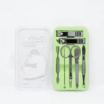 Kit de cuidado de uñas Fluffy Kitty en estuche verde claro con portacubiertos transparente, incluye lima, tijera, pinza y lima de uñas.
