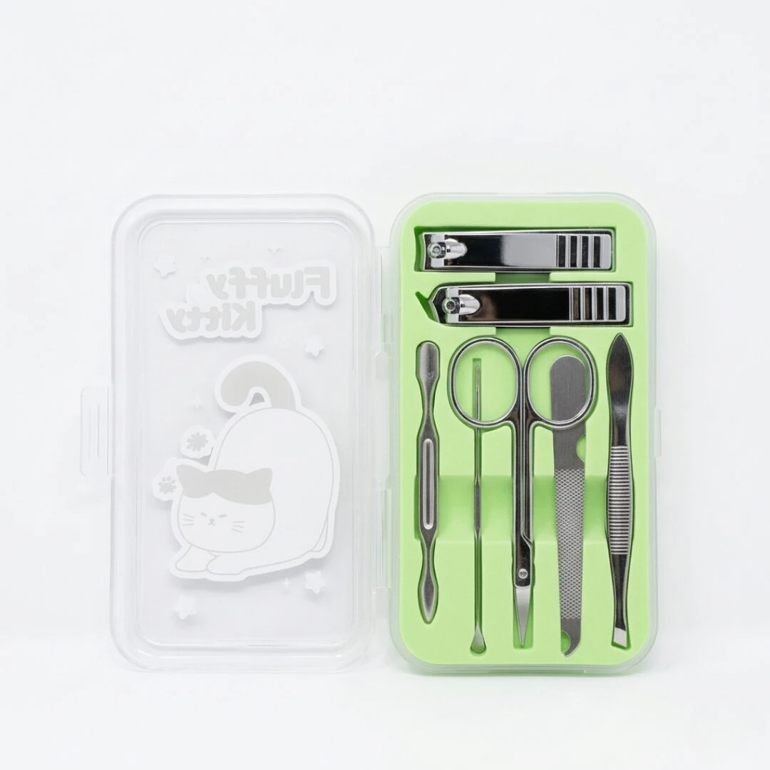 Kit de cuidado de uñas Fluffy Kitty en estuche verde claro con portacubiertos transparente, incluye lima, tijera, pinza y lima de uñas.