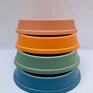 Set de dos platos cuadrados para perro en colores naranja, verde y azul apilados.