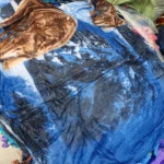 Cobija térmica azul con estampado de ciervo, textura suave y bordes decorativos, ideal para cama doble.