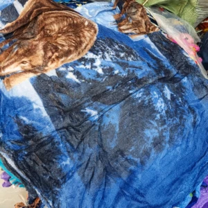 Cobija térmica azul con estampado de ciervo, textura suave y bordes decorativos, ideal para cama doble.