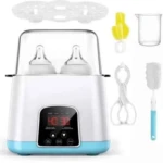 Calentador de teteros digital blanco y azul con pantalla LED, incluye dos biberones, esterilizador, cepillo, pinzas y medidor.