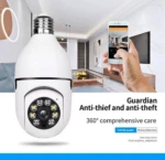 Cámara bombillo blanca con lente central y anillo de LEDs, montada en techo de sala moderna; pantalla de celular muestra vista en vivo desde el interior.