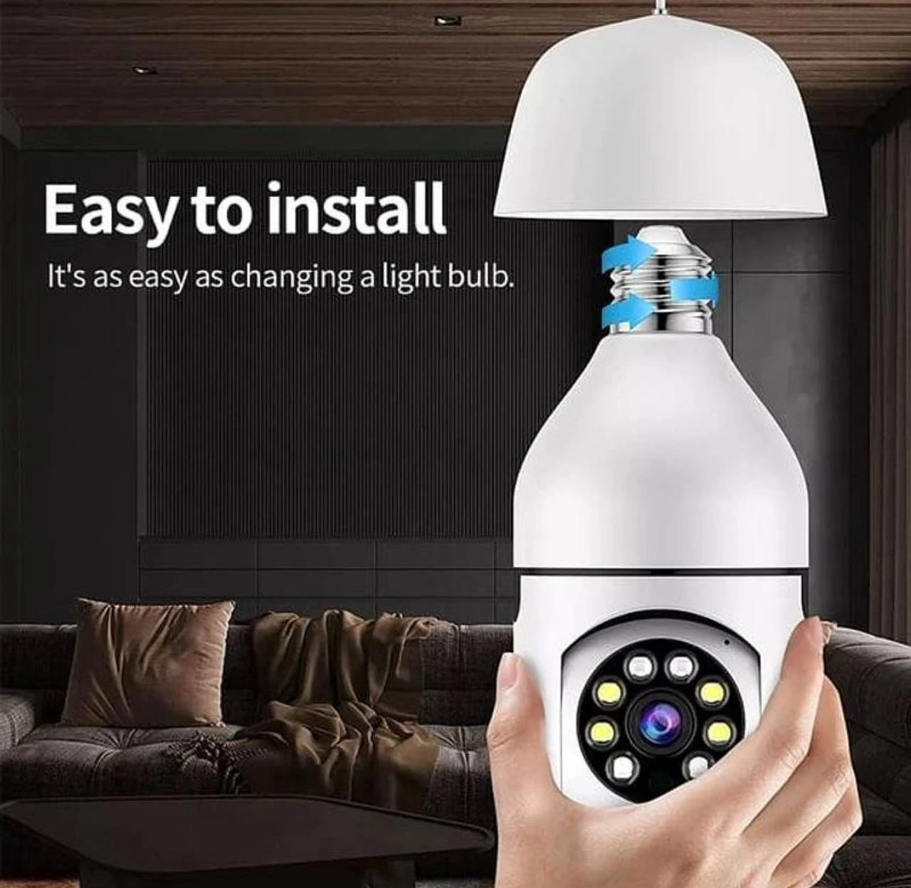 Cámara bombillo blanca con base de LED y lente central, montada en mano sobre sala de estar oscura.