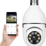 Cámara bombillo blanca con LED infrarrojos y pantalla de control en smartphone, mostrando interfaz de monitoreo remoto.