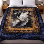 Colcha con diseño de lobo aullando sobre fondo azul oscuro y dorado, bordada con patrones geométricos, colocada sobre cama con cabecero tapizado y almohadas blancas.