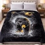Edredón con diseño de oso en agua, sobre cama con cabecero tapizado y mesitas de noche.