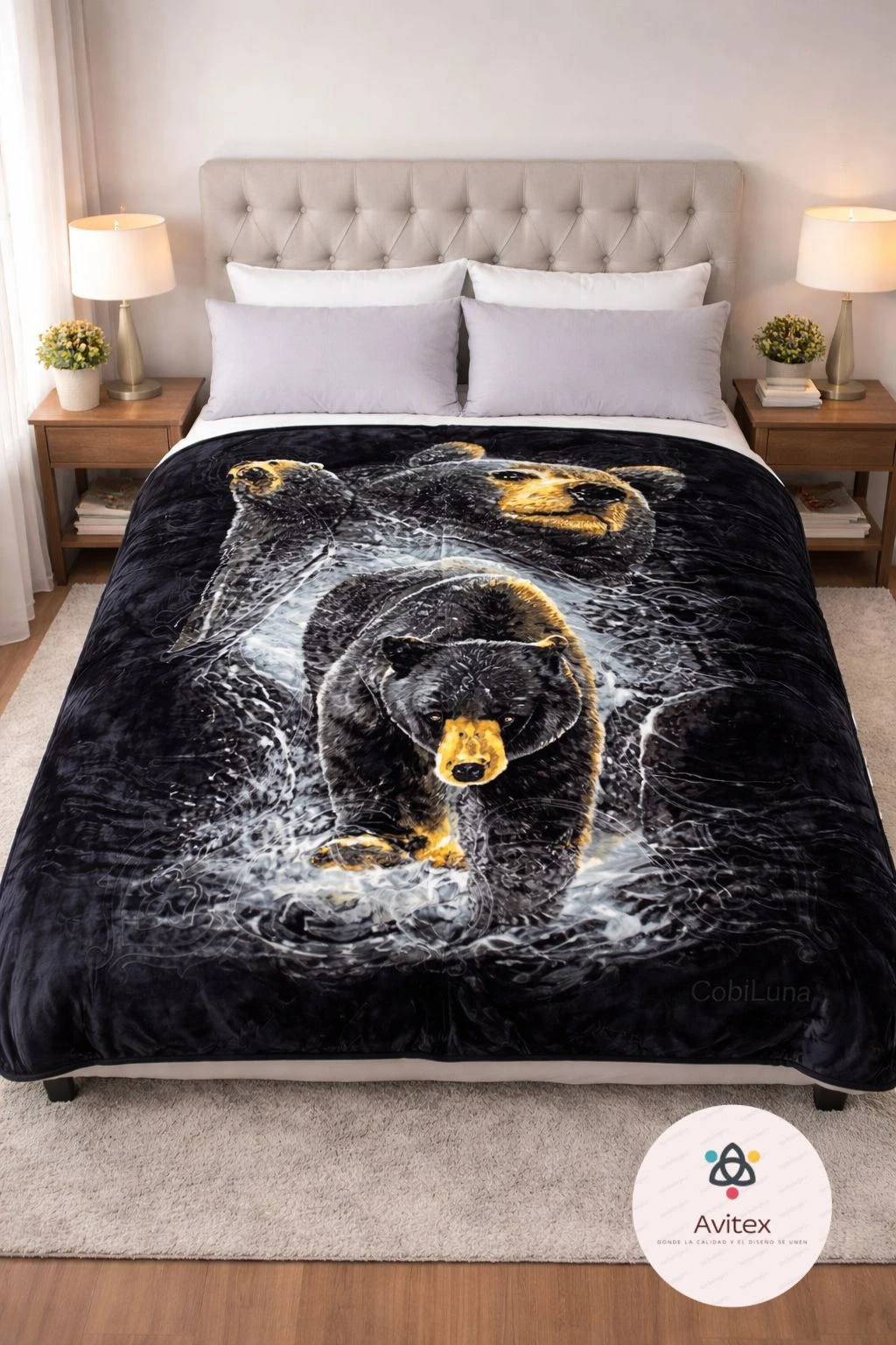 Edredón con diseño de oso en agua, sobre cama con cabecero tapizado y mesitas de noche.