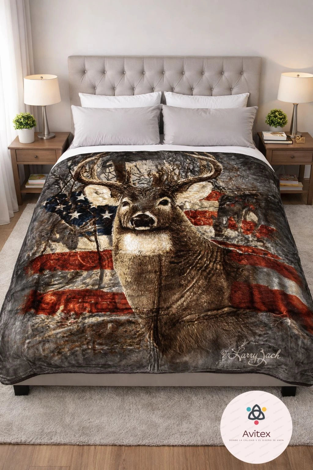 Manta térmica con diseño de ciervo sobre bandera estadounidense, en cama con cabecero tapizado y mesitas de noche.