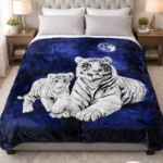 Manta azul con tigre blanco y cachorro sobre cama, con luna en el fondo. Textura suave, diseño nocturno.