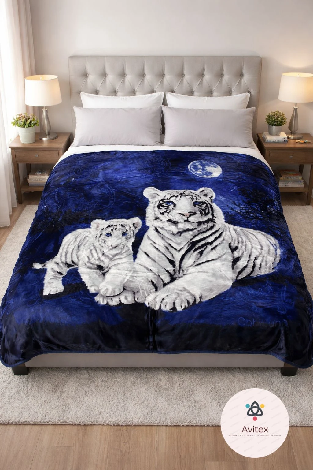Manta azul con tigre blanco y cachorro sobre cama, con luna en el fondo. Textura suave, diseño nocturno.