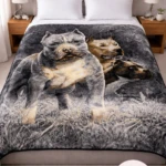 Manta de cama con diseño de perros pitbull en campo, sobre cama con cabecero tapizado y mesitas de noche.
