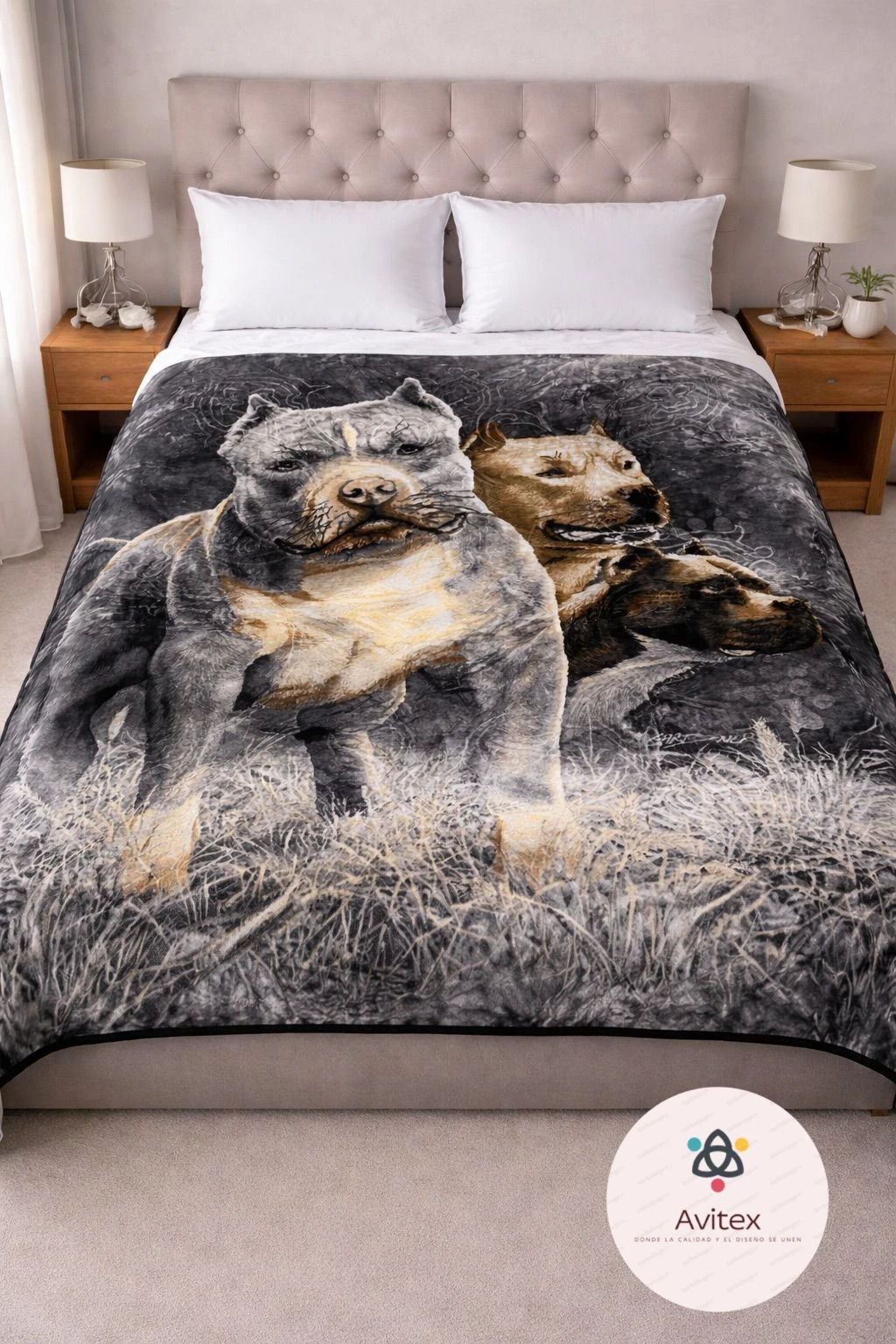 Manta de cama con diseño de perros pitbull en campo, sobre cama con cabecero tapizado y mesitas de noche.
