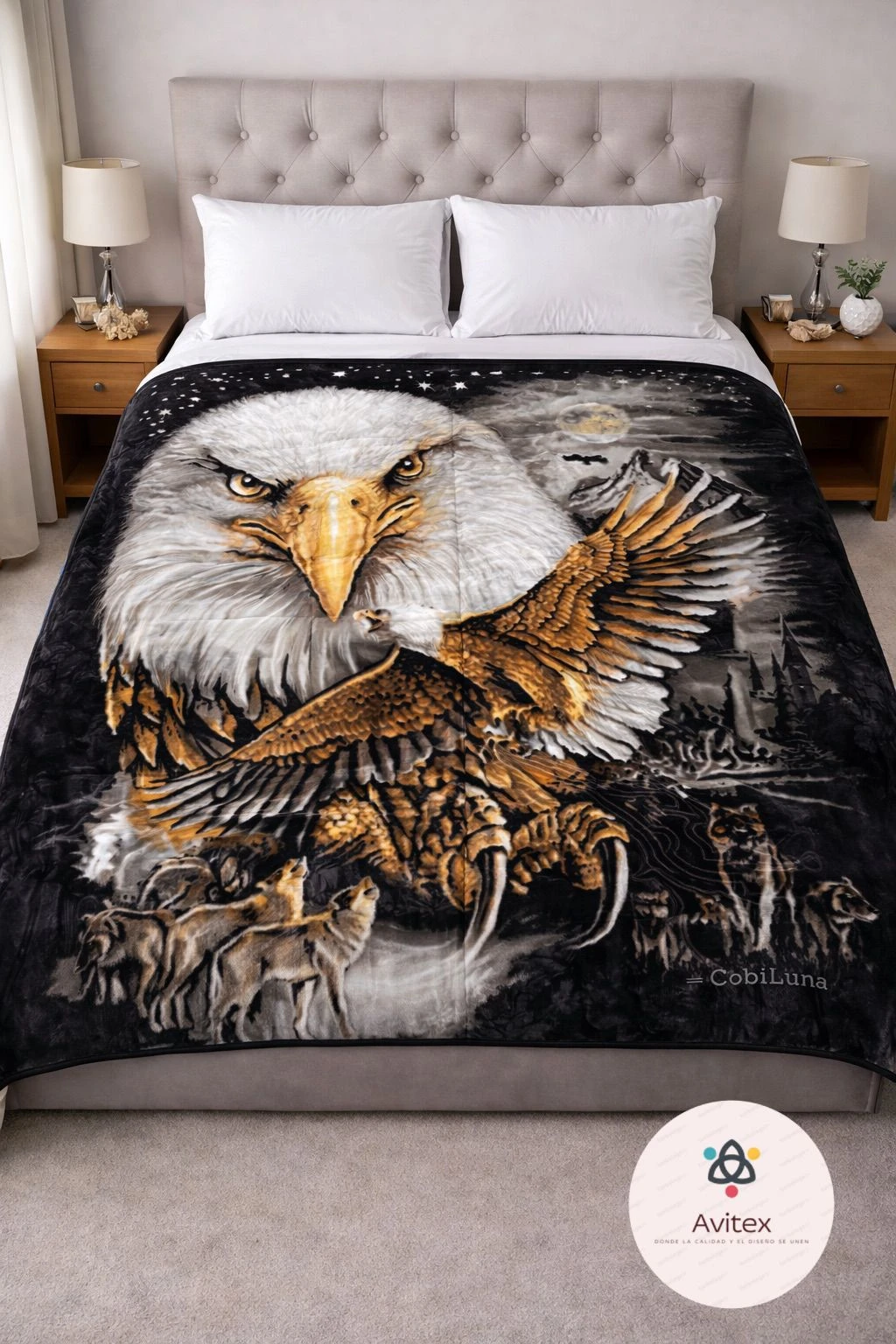 Manta térmica con diseño de águila y lobos sobre fondo oscuro, ideal para decoración de cama.