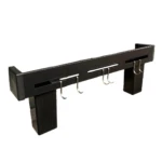 Estante negro con riel para toallas y ganchos metálicos, diseñado para organizar cuchillos y cubiertos en armarios.