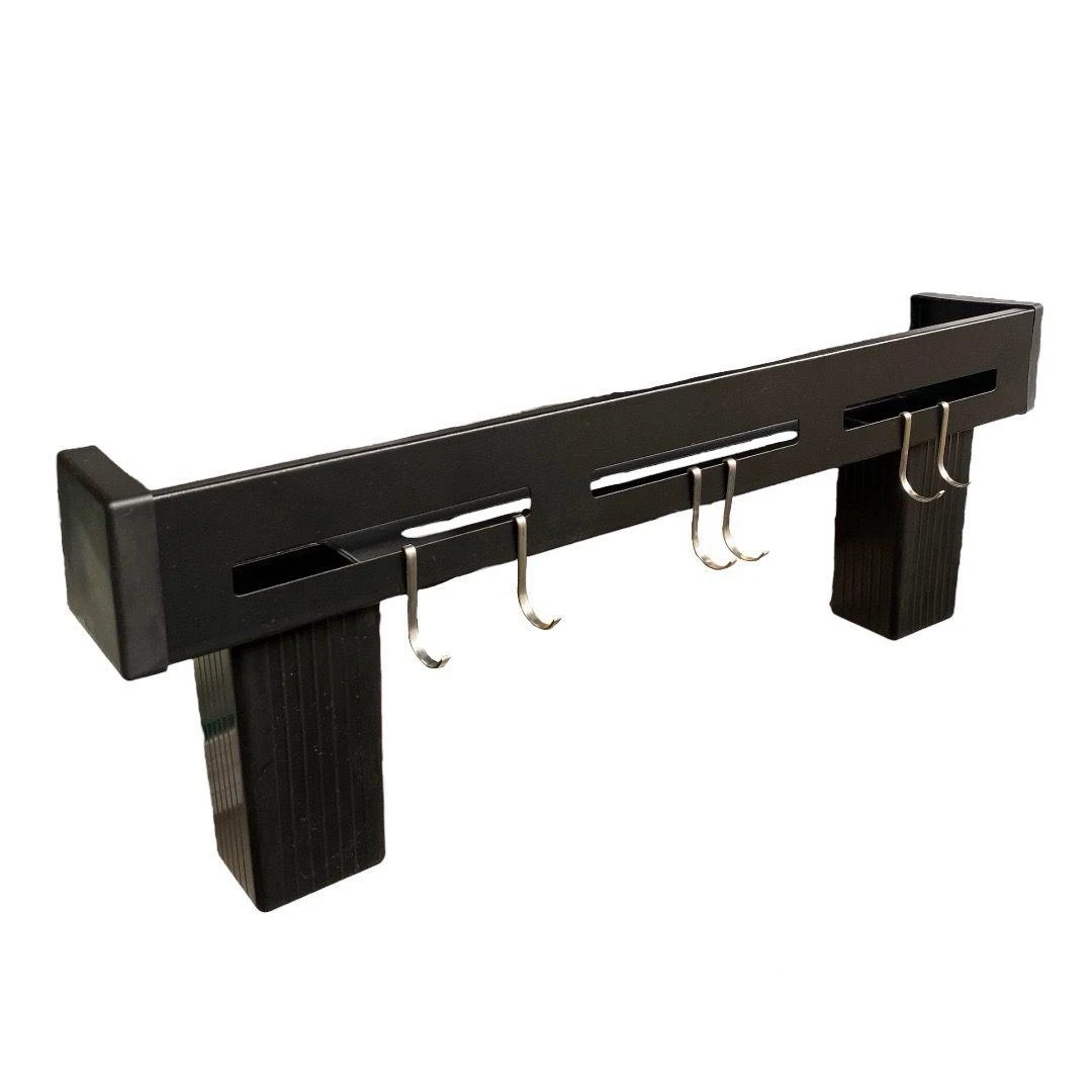 Estante negro con riel para toallas y ganchos metálicos, diseñado para organizar cuchillos y cubiertos en armarios.