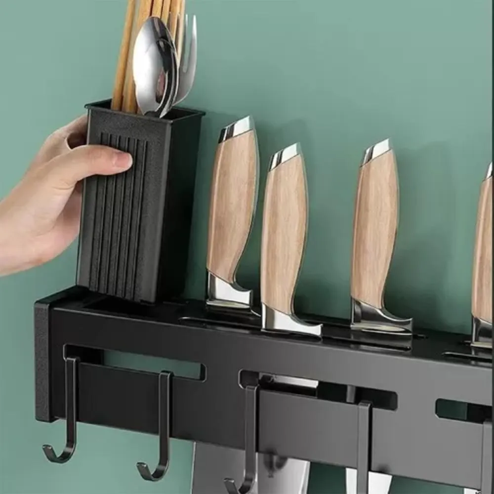 Estante negro con riel para cuchillos de mango madera y porta cubiertos, con ganchos colgantes en armario.