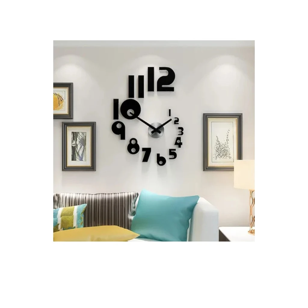 Reloj de pared minimalista con números grandes en negro, estilo moderno, montado sobre pared blanca en sala de estar con sofá y cuadros.
