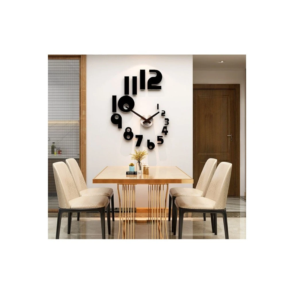Reloj de pared minimalista con números grandes en negro sobre fondo blanco, montado en sala de comedor con mesa y sillas.