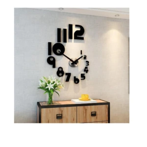 Reloj de pared minimalista con números grandes en negro sobre pared gris claro, montado sobre mueble de madera con flores blancas.