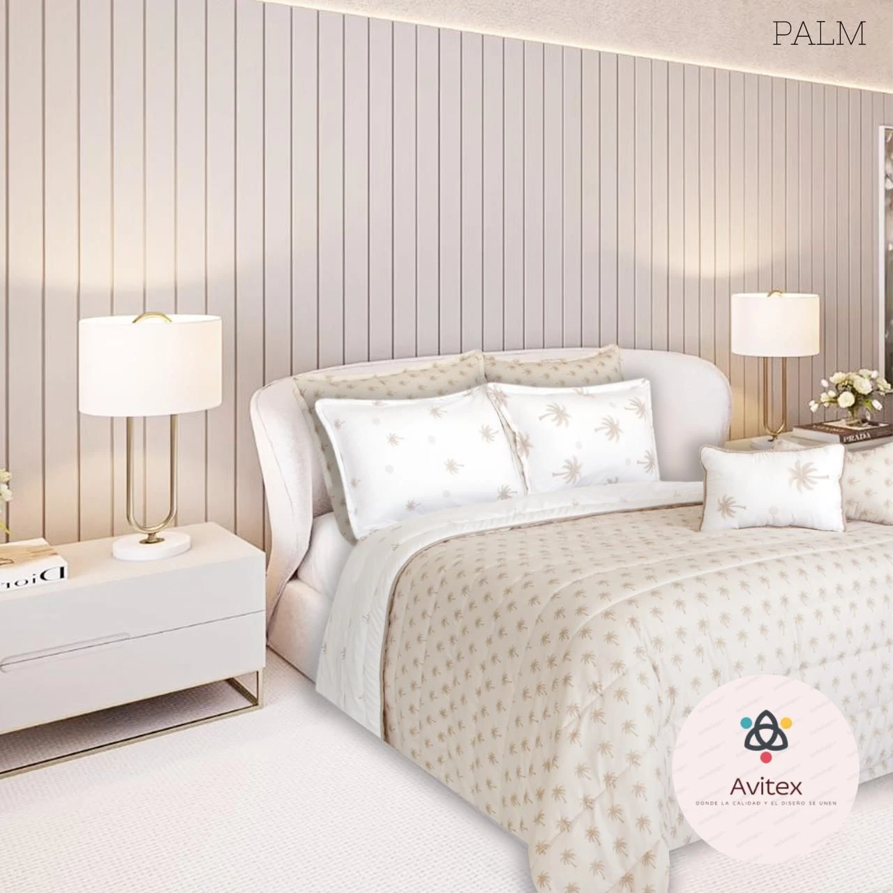 Edredón acolchado doble faz en tono crema con estampado floral, sobre cama doble en habitación moderna con mesitas de noche y lámparas.