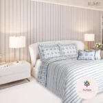 Edredón acolchado doble faz en cama doble, con diseño de rayas y cuadros en tonos azules sobre fondo blanco, en habitación moderna con pared vertical y mesitas de noche.