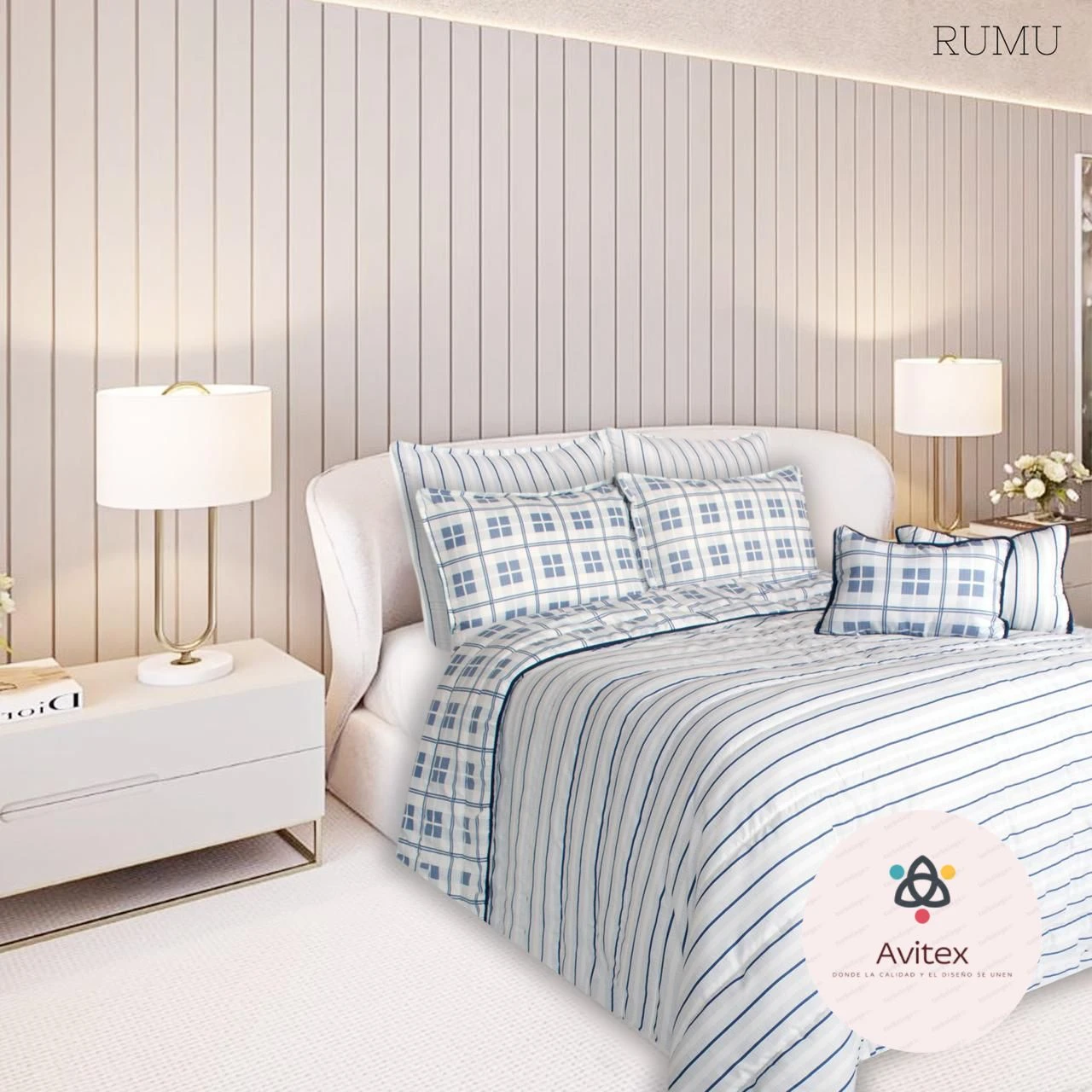 Edredón acolchado doble faz en cama doble, con diseño de rayas y cuadros en tonos azules sobre fondo blanco, en habitación moderna con pared vertical y mesitas de noche.