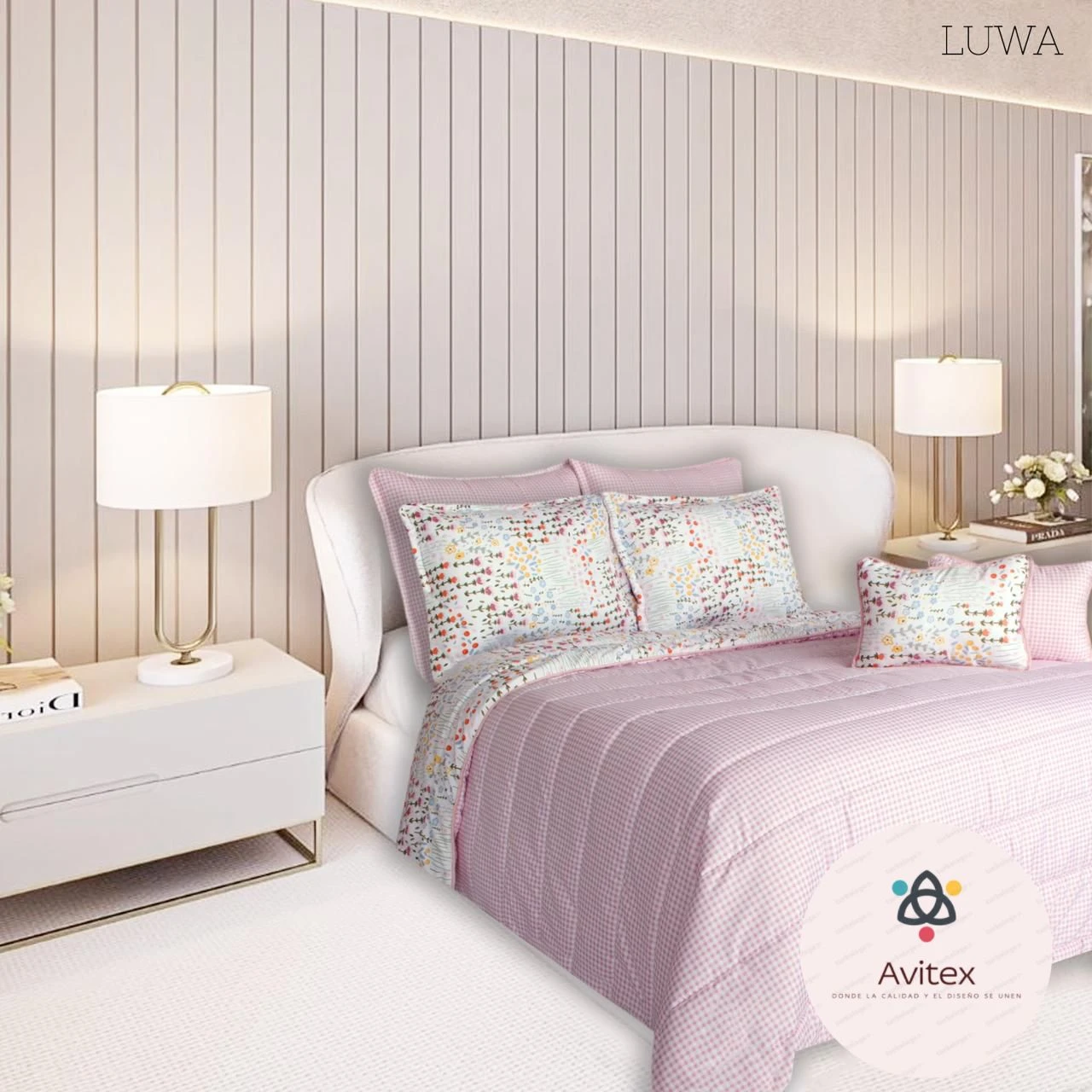 Edredón acolchado doble faz en tonos lavanda y blanco, con detalles florales multicolores en almohadas. Cama doble con cabecero blanco y mesitas de noche con lámparas.