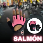 Guantes de gimnasio sin dedos en color salmón con malla transpirable, mostrando la palma y el interior negro, con logo visible en el dorso.