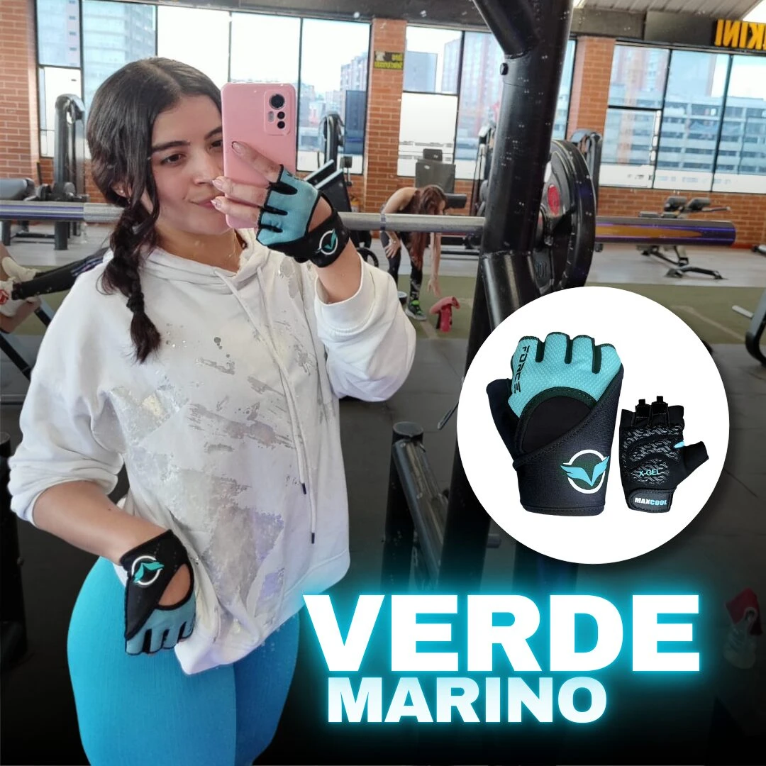 Guantes sin dedos en verde marino, con malla transpirable y logo visible, usados por mujer en gimnasio durante entrenamiento de fuerza.