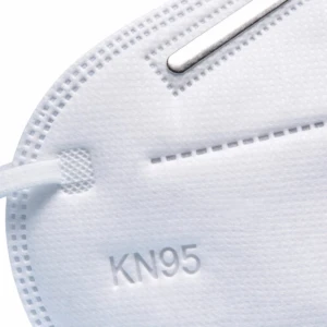 Mascarilla KN95 blanca con banda nasal metálica y costuras visibles, vista frontal en primer plano.