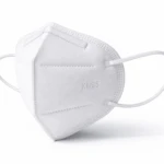 Mascarilla KN95 blanca con diseño ergonómico y tiras elásticas, vista frontal sobre fondo blanco.