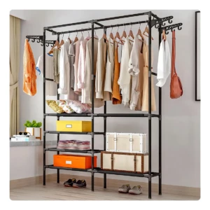 Armario metálico de dos secciones con perchas y estantes, en color negro, mostrando ropa colgada y cajas organizadoras en interior de habitación.