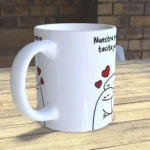 Taza de cerámica blanca con diseño de pareja, incluye dos corazones rojos y texto en español sobre celebración de primer día de vida en común.