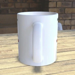 Taza de cerámica blanca con asa, vista lateral sobre mesa de madera. Parte de un set para pareja.
